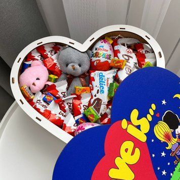 Подарунковий бокс "Love is..." з плюшевими ведмедиками та солодощами кіндер для коханої дівчини на день народження S466 фото
