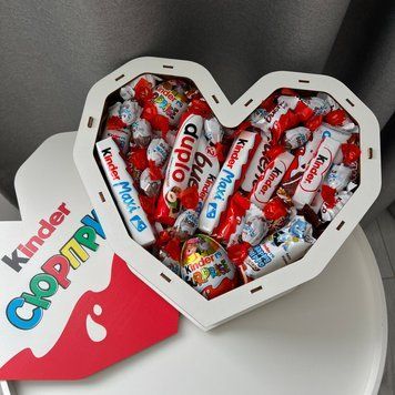 Подарунковий набір солодощів Kinder у дерев'яній коробці "Серце кіндер" S675 фото