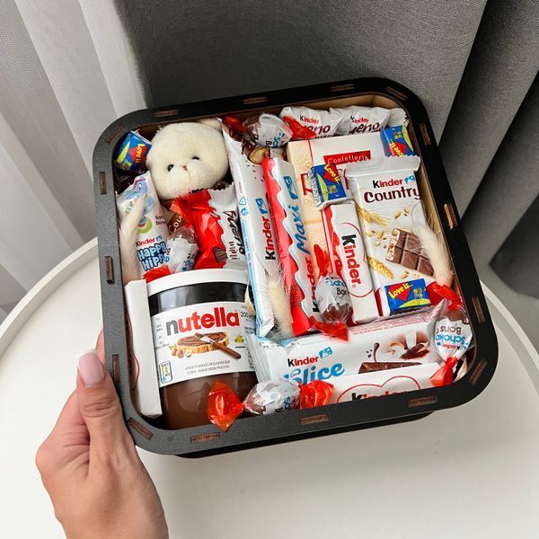 Подарунковий набір з шоколадною пастою, солодощами Kinder та плюшевим ведмедиком у чорній дерев'яній коробці S670 фото