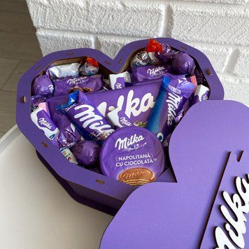 Подарочный набор со сладостями девушке на день рождения, Milka сердце в деревянной коробке S376 фото