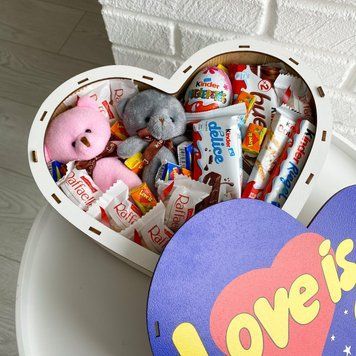 Подарунковий бокс "Love is" з мʼякими ведмедиками та солодощами для дівчини на день народження S215 фото