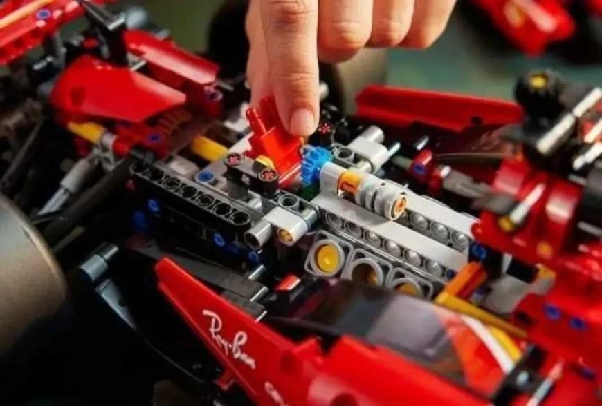 Конструктор Формула-1 Феррари Ferrari SF-24 Technic гоночный болид на 1361 деталь, масштаб 1:8 SK020 фото
