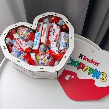 Подарунковий набір солодощів Kinder в дерев'яній коробці серце для дівчини або дитини S657 фото