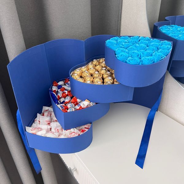 Большой подарочный бокс в форме сердца с конфетами Raffaello, Ferrero и мыльными розами, 4-ярусный синий S662 фото