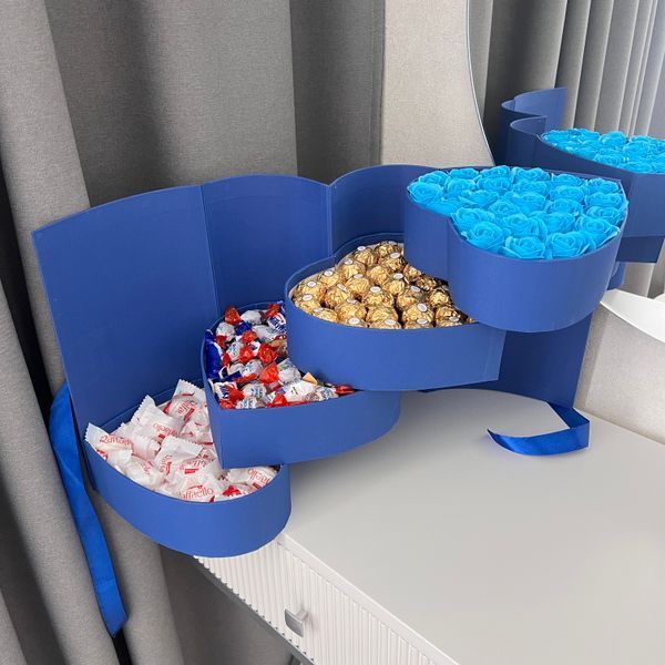 Большой подарочный бокс в форме сердца с конфетами Raffaello, Ferrero и мыльными розами, 4-ярусный синий S662 фото